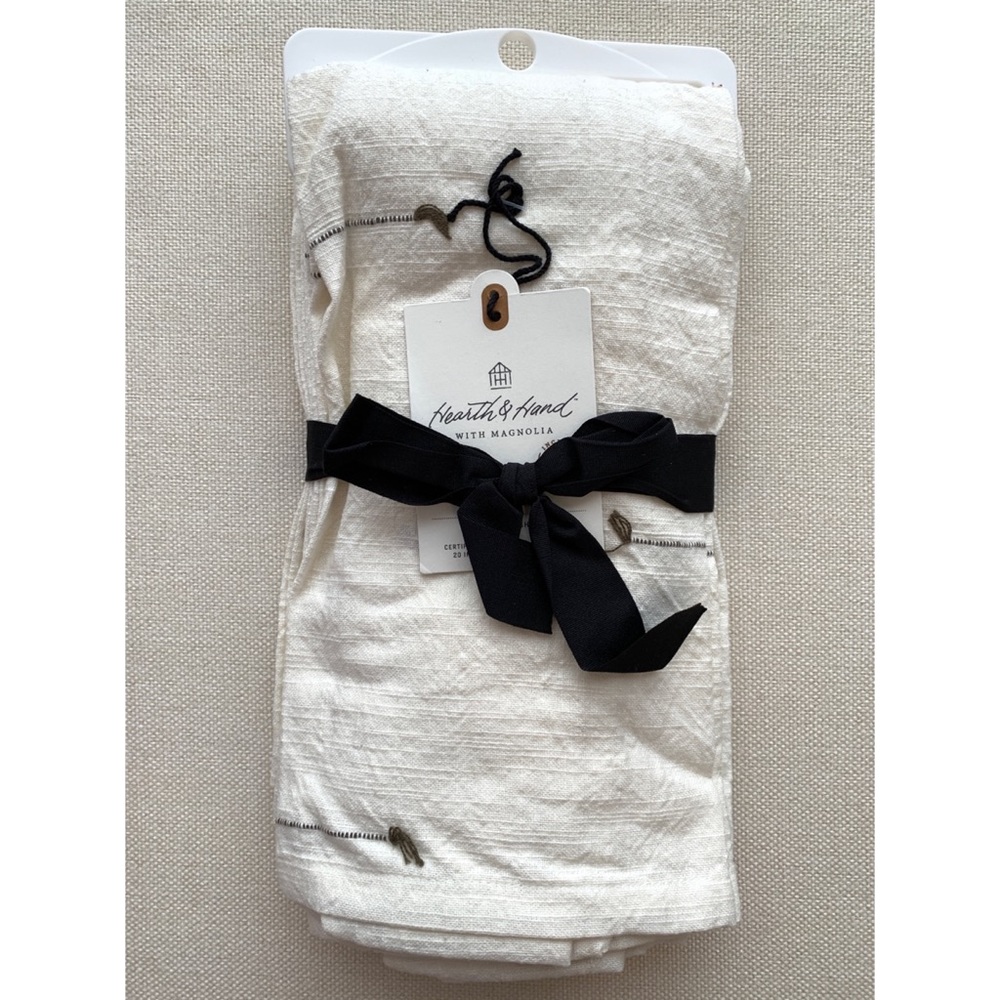NWT Cloth Napkin Set of 4 - Magnolia Homes Hearth & Hand - White & Olive